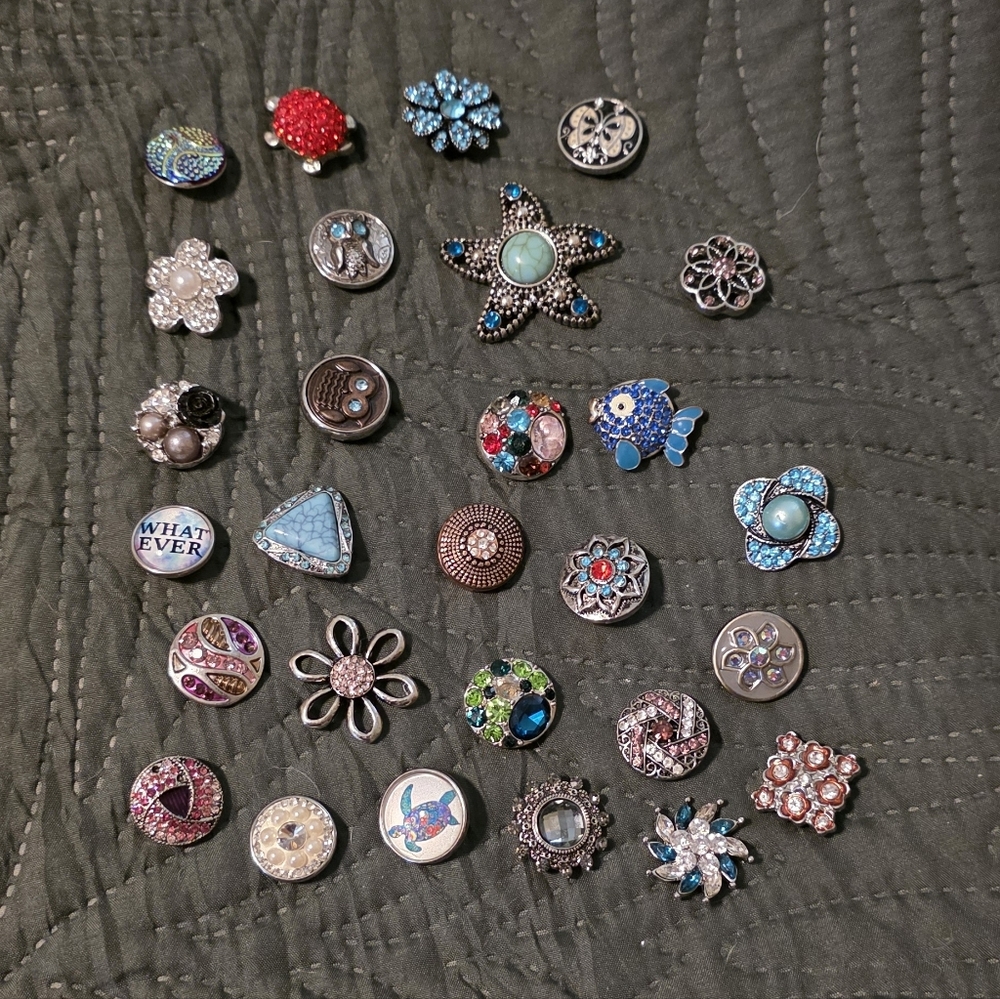 SALE 🏴󠁧󠁢󠁳󠁣󠁴󠁿 Assorted Snap Jewelry Set with Bracelets and Charms - Picture 5 of 15